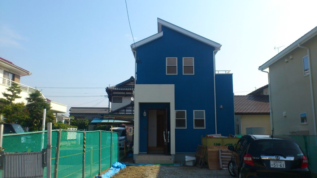 ブルーの外観が印象的なナチュラルテイストの家