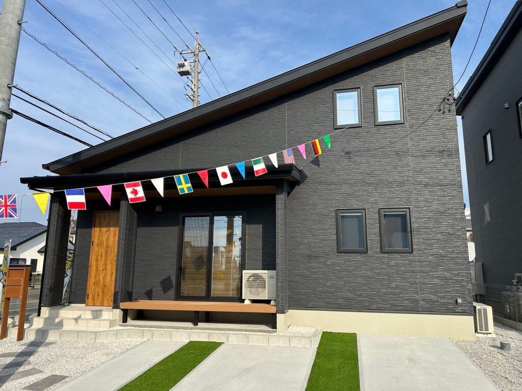 【ご見学できます】◆今話題の1.5階建て◆大きな片流れ屋根がスタイリッシュな外観デザイン☆彡