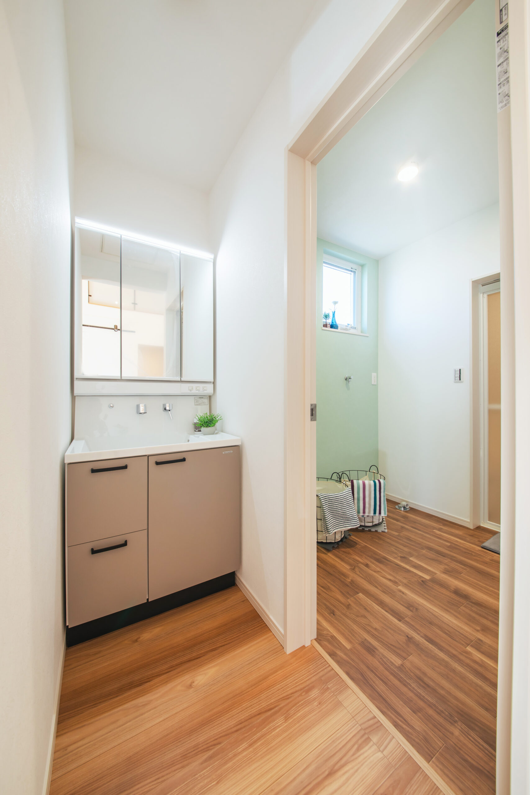 磐田市の1.5階建て注文住宅|洗面→ランドリーが直線でつながる、家事ラク動線のサニタリー