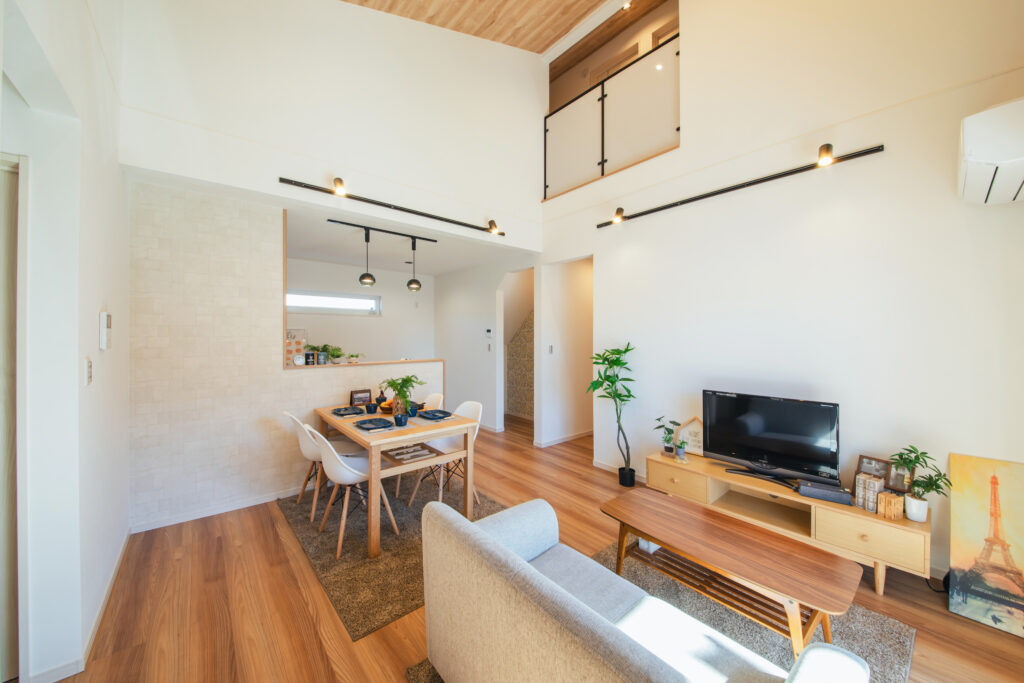 1.5階建て＊吹き抜けによって1階と2階が一体化