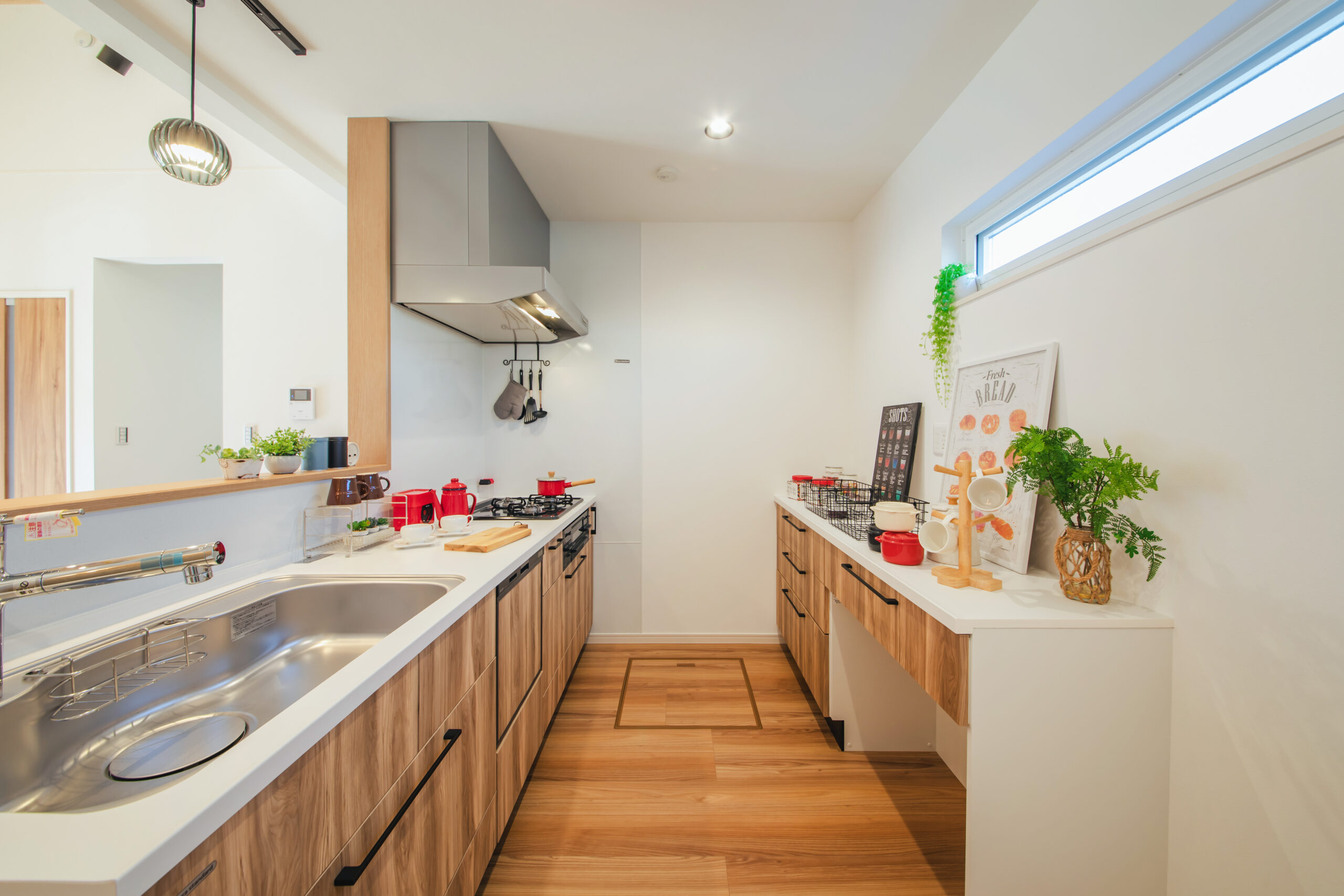 磐田市の1.5階建て注文住宅|木目×ホワイトで明るく、家事がはかどるナチュラルキッチン
