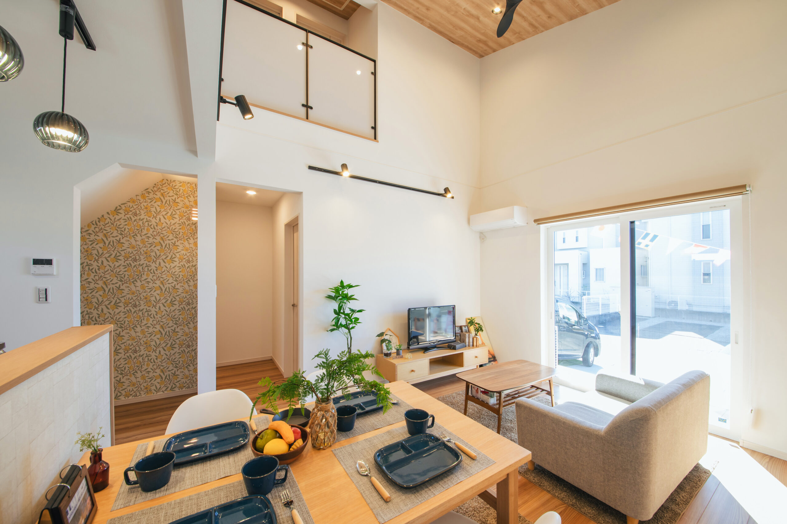 磐田市の1.5階建て注文住宅|吹き抜けリビングで明るく開放、木目天井とアクセント壁が楽しいLDK