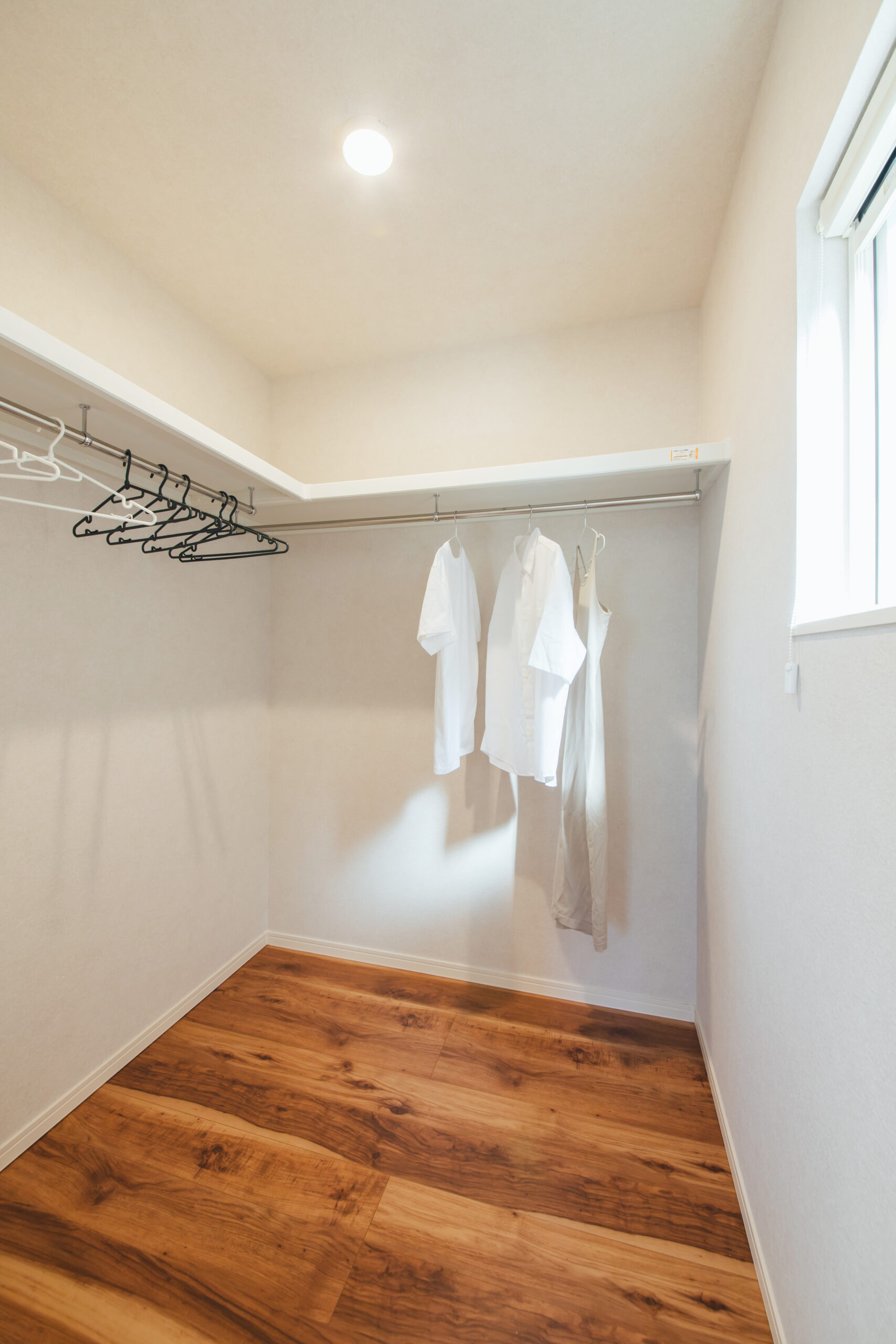 磐田市の1.5階建て注文住宅|自然光が入る、ゆったり使えるウォークインクローゼット