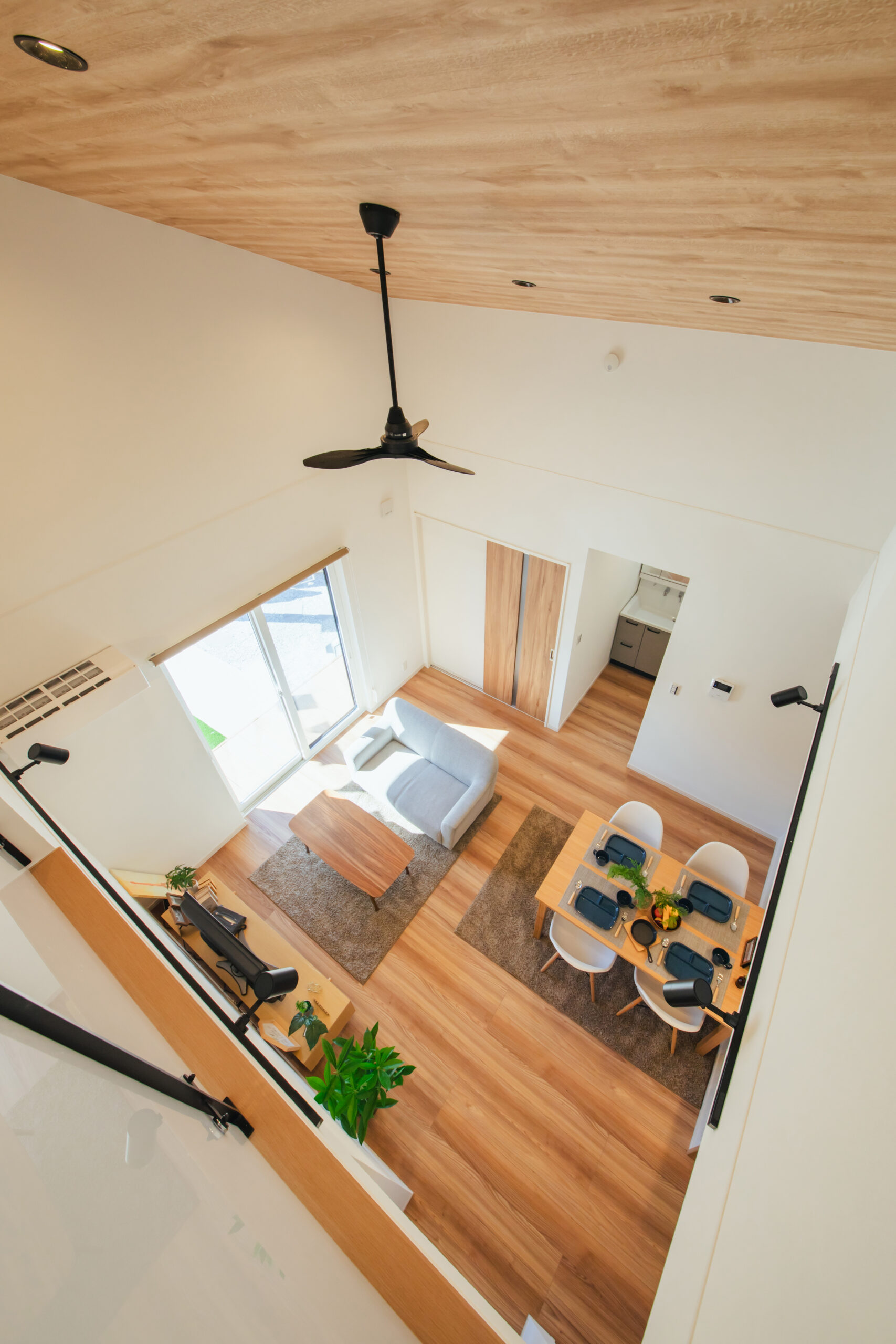 磐田市の1.5階建て注文住宅|吹き抜けリビングで開放感たっぷり。木目に包まれる明るいLDK