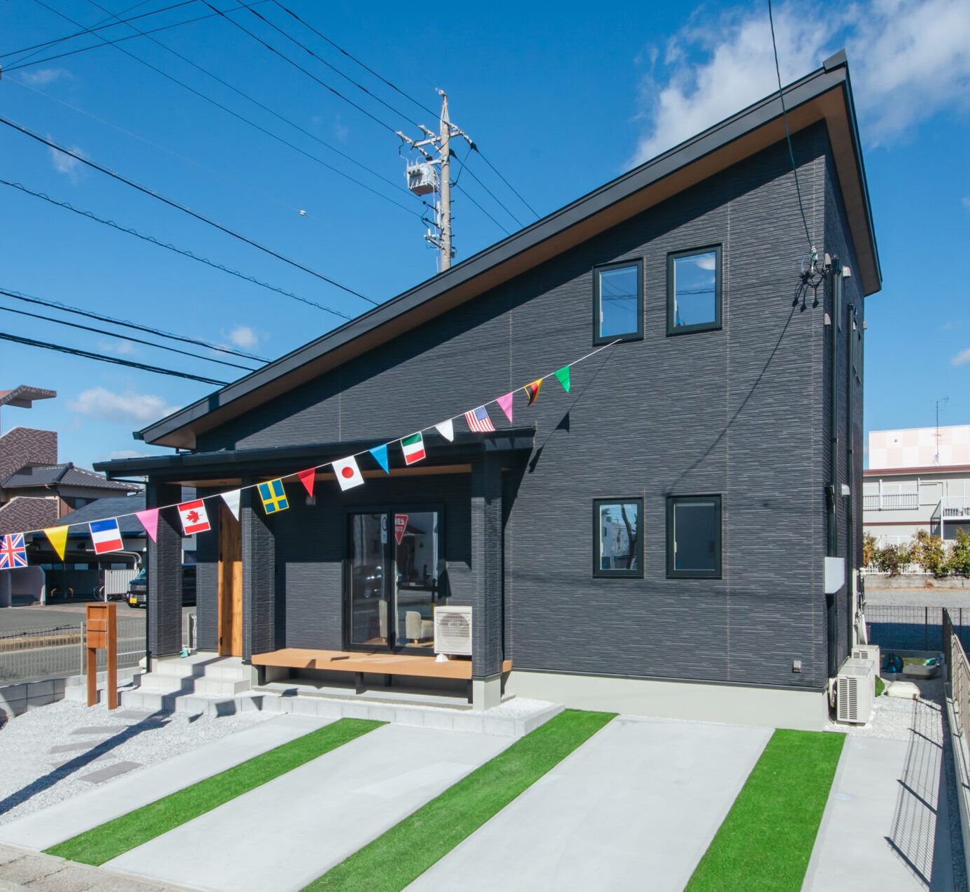 磐田市の1.5階建て注文住宅|片流れ屋根×ブラック外壁がかっこいい、ウッドデッキのある家