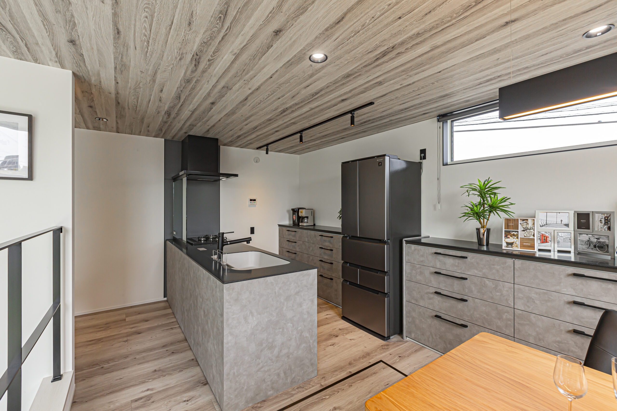 浜松市の2階建て注文住宅キッチン|コンクリート調×木目天井で魅せる、ホテルライクなアイランドキッチン
