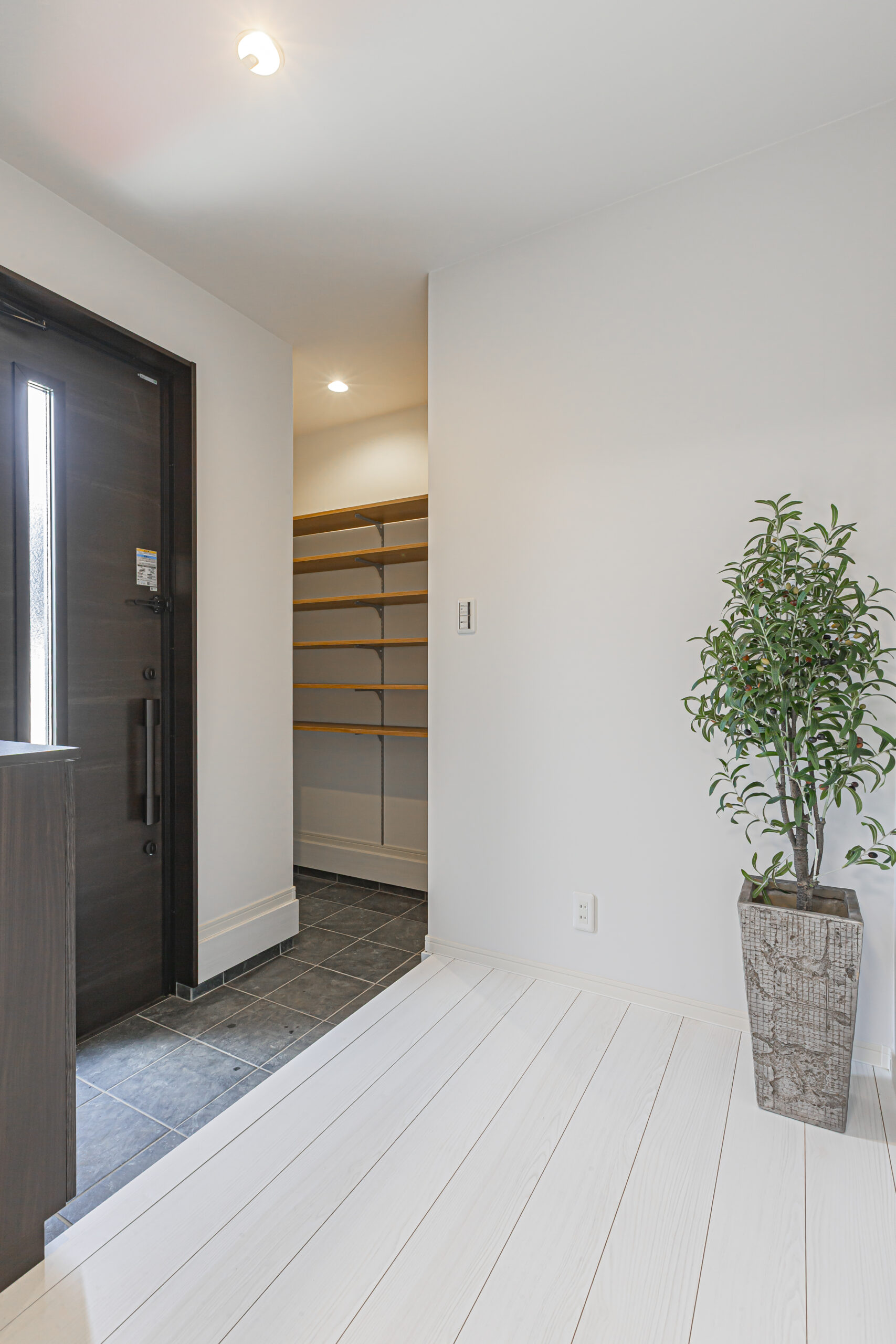 大人シックなリビングに家族が集まる平屋モデルハウス ~半田店~