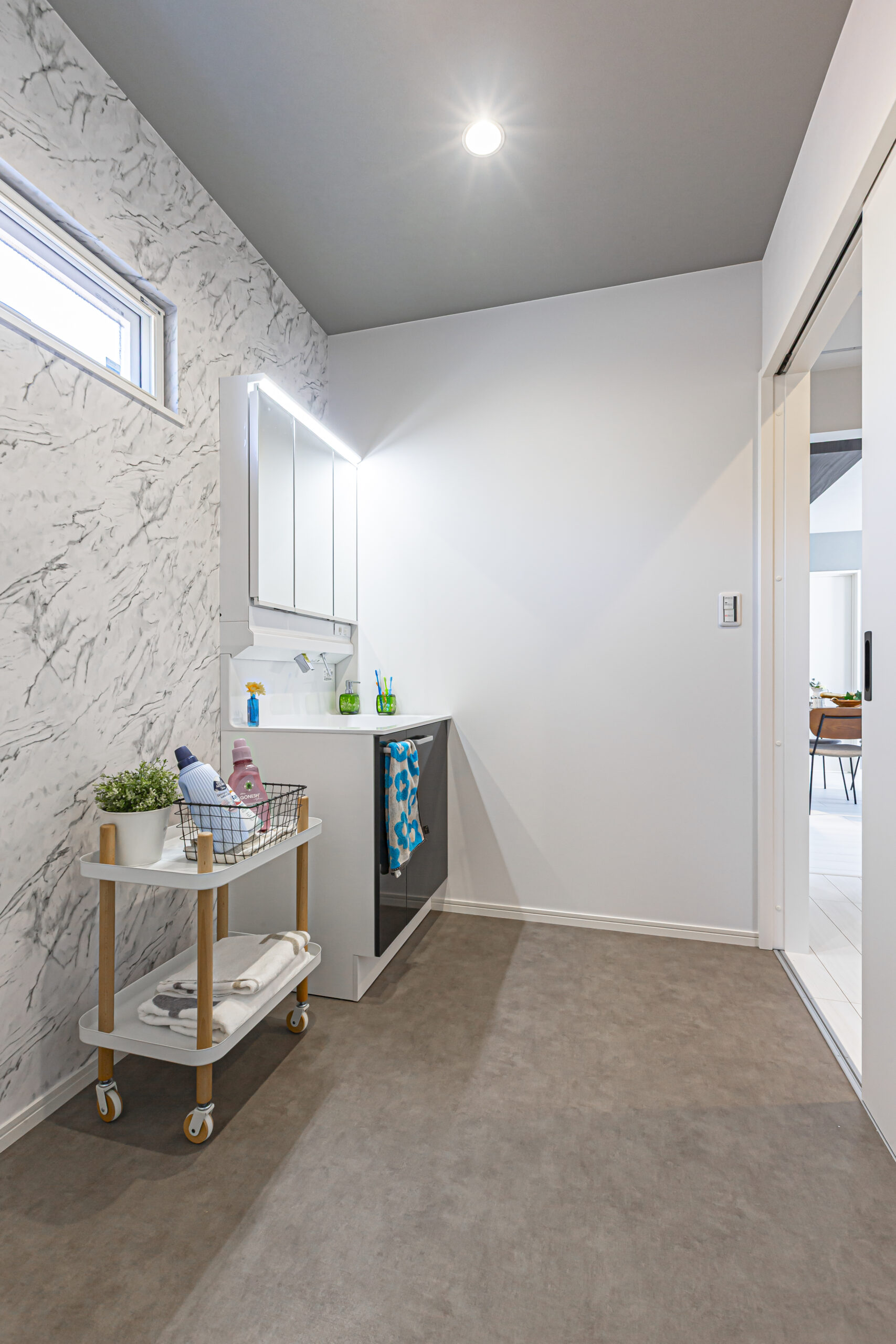 大人シックなリビングに家族が集まる平屋モデルハウス ~半田店~