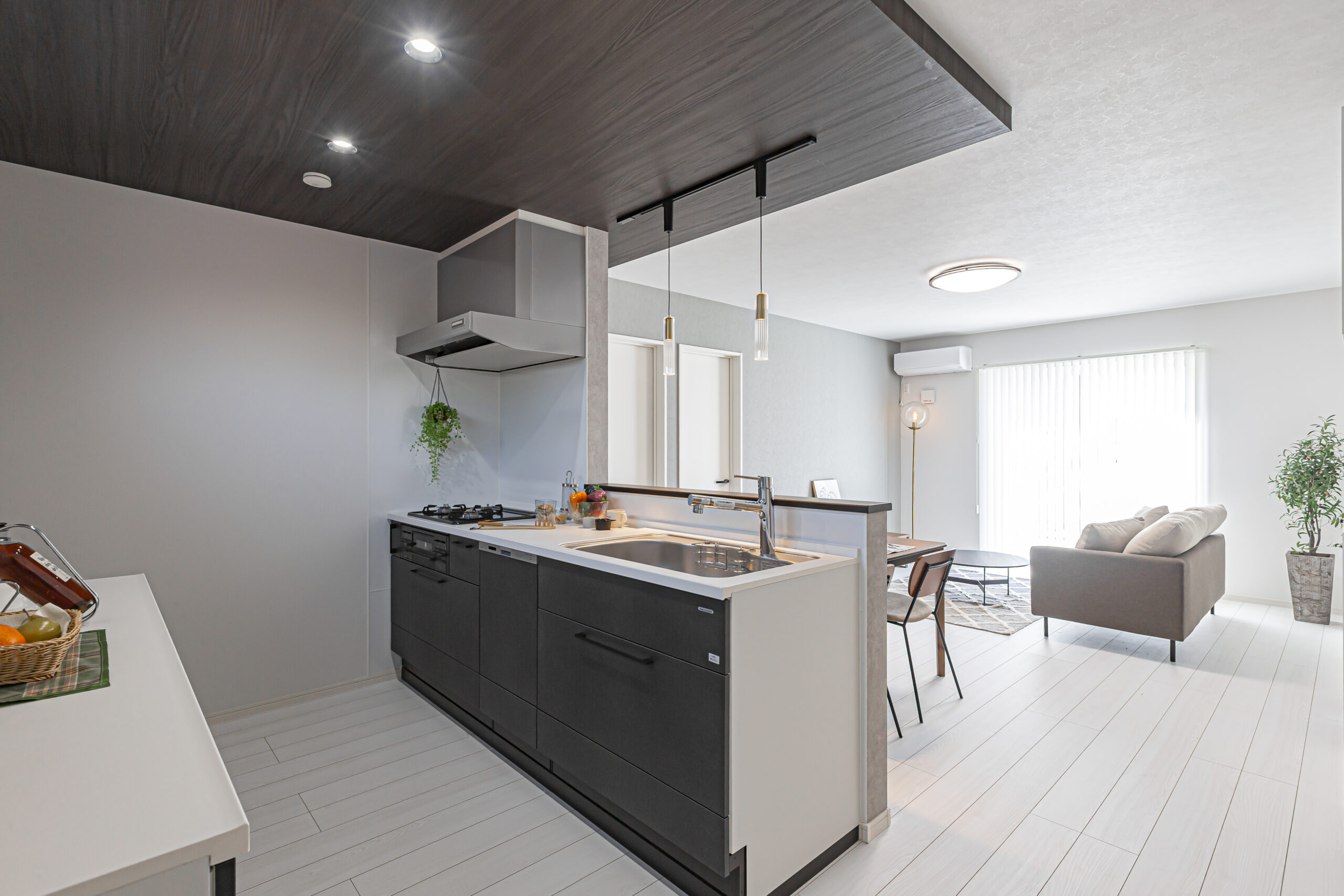 大人シックなリビングに家族が集まる平屋モデルハウス ~半田店~