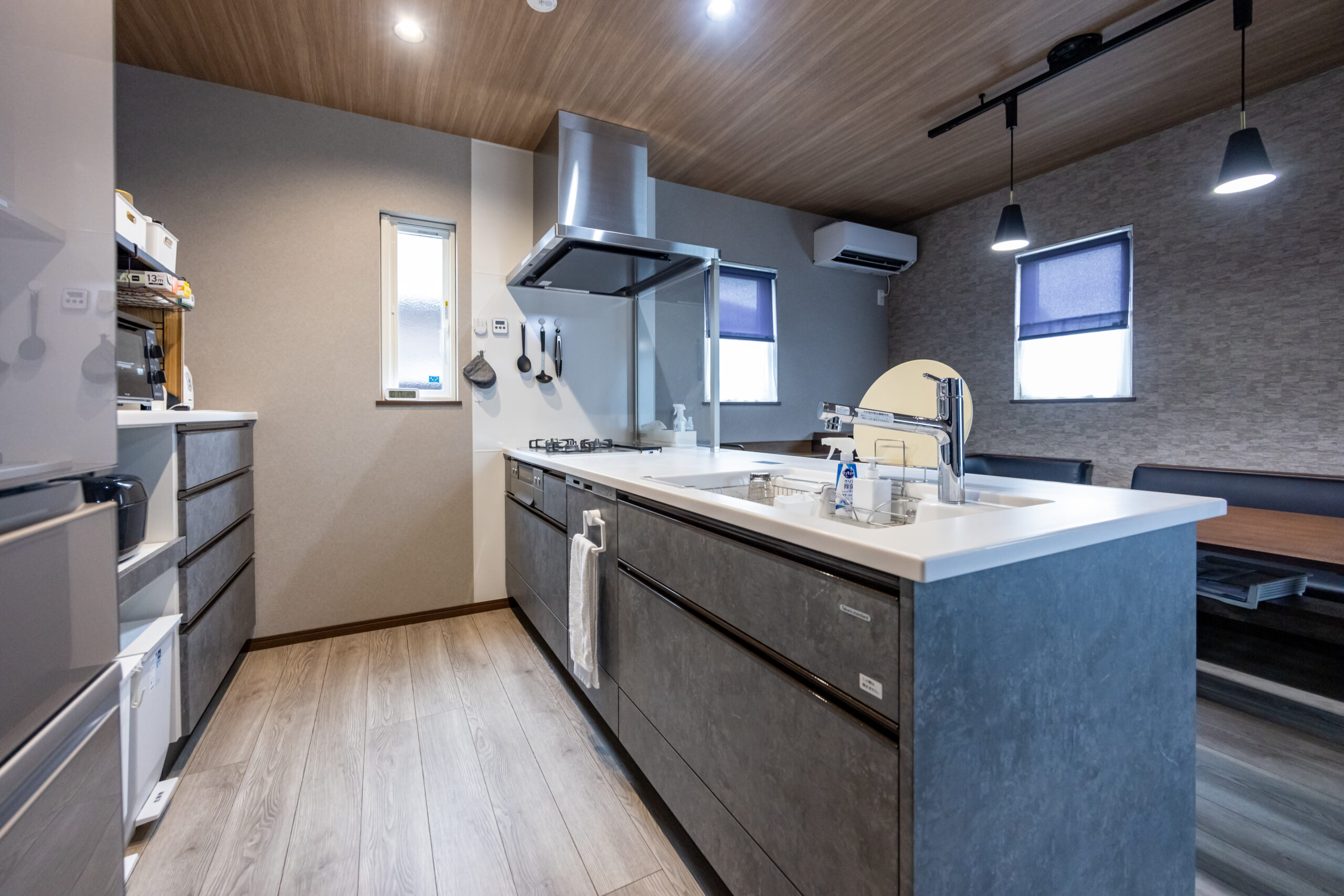 藤枝市の2階建て注文住宅|木目天井×コンクリート調で大人かっこいい、アイランドキッチンのあるダイニング空間