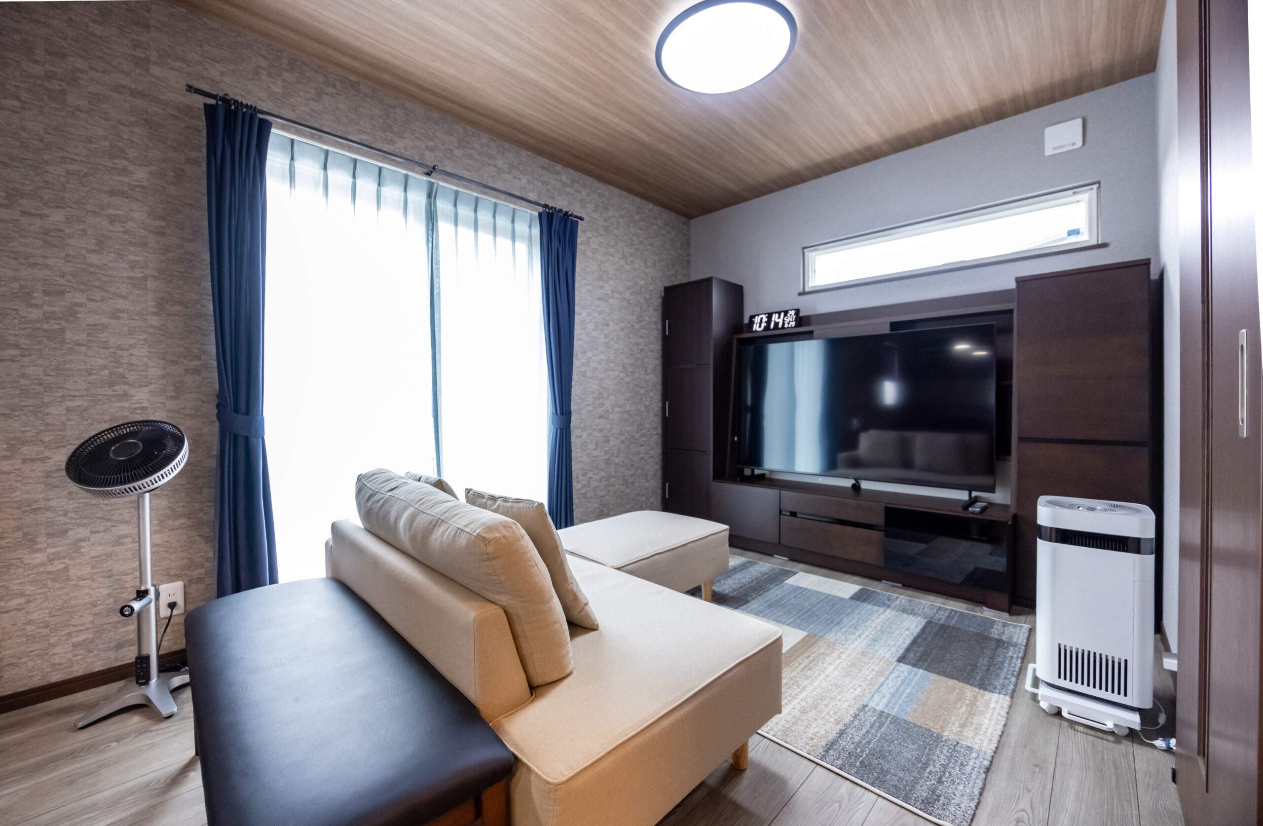 藤枝市の2階建て注文住宅|木目天井とダーク家具で落ち着く、くつろぎ重視のリビングシアター