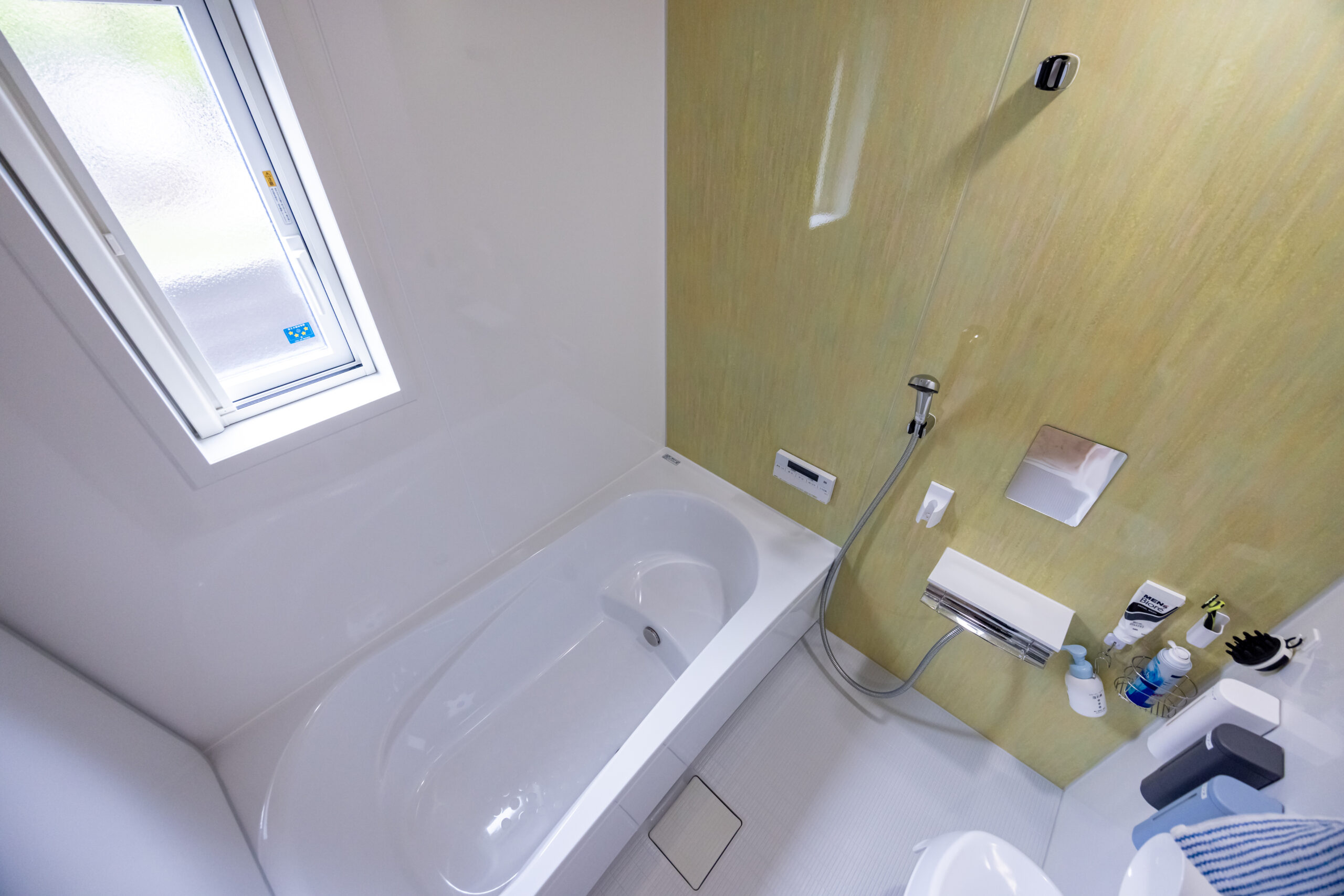 グレーブラウン外壁のスタイリッシュな2階建ての家