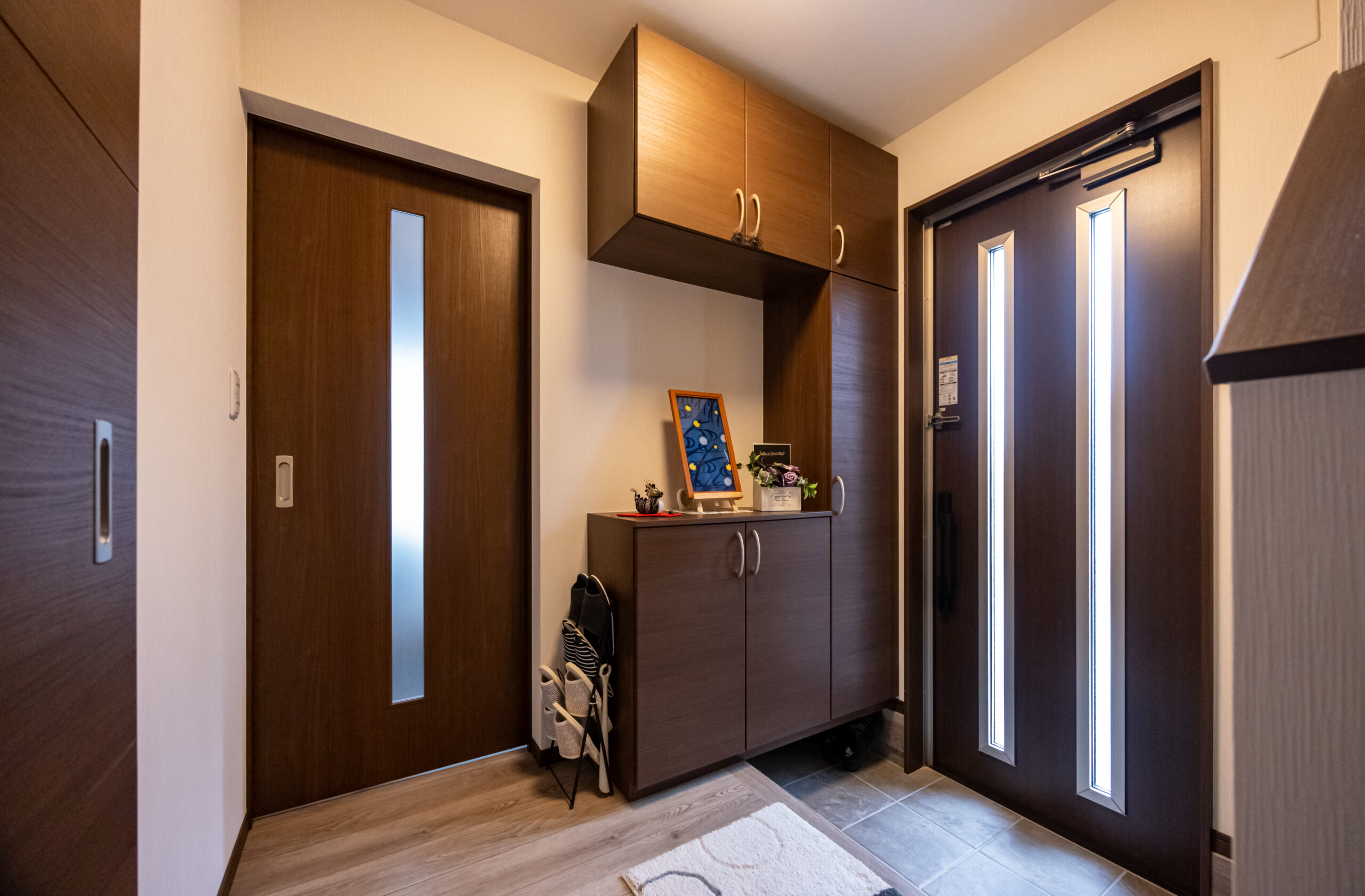 藤枝市の2階建て注文住宅|ダークブラウンで統一した、収納たっぷりのあたたかい玄関ホール