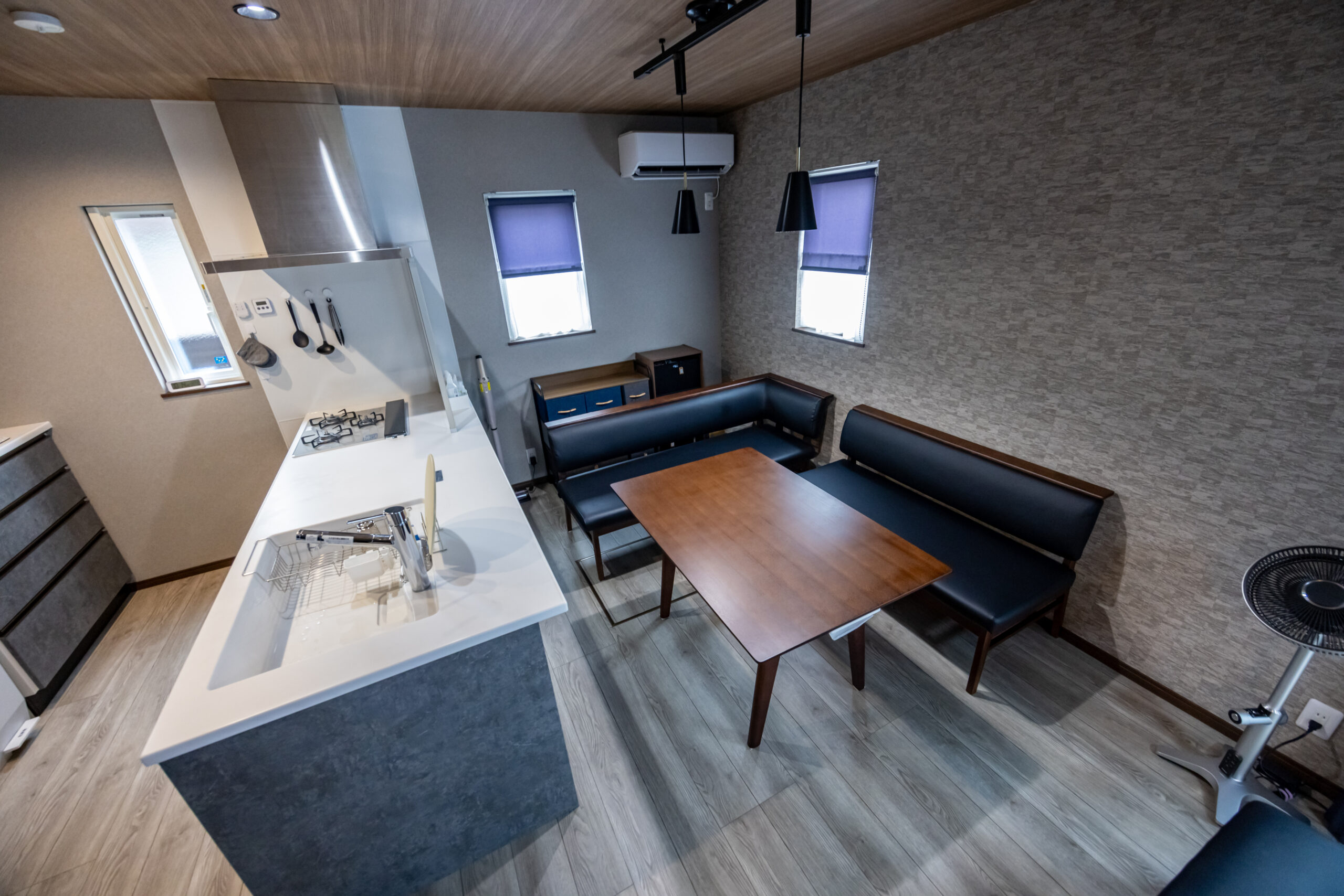 藤枝市の2階建て注文住宅|こもれるダイニングリビング。L字ベンチとカフェライクなキッチン空間