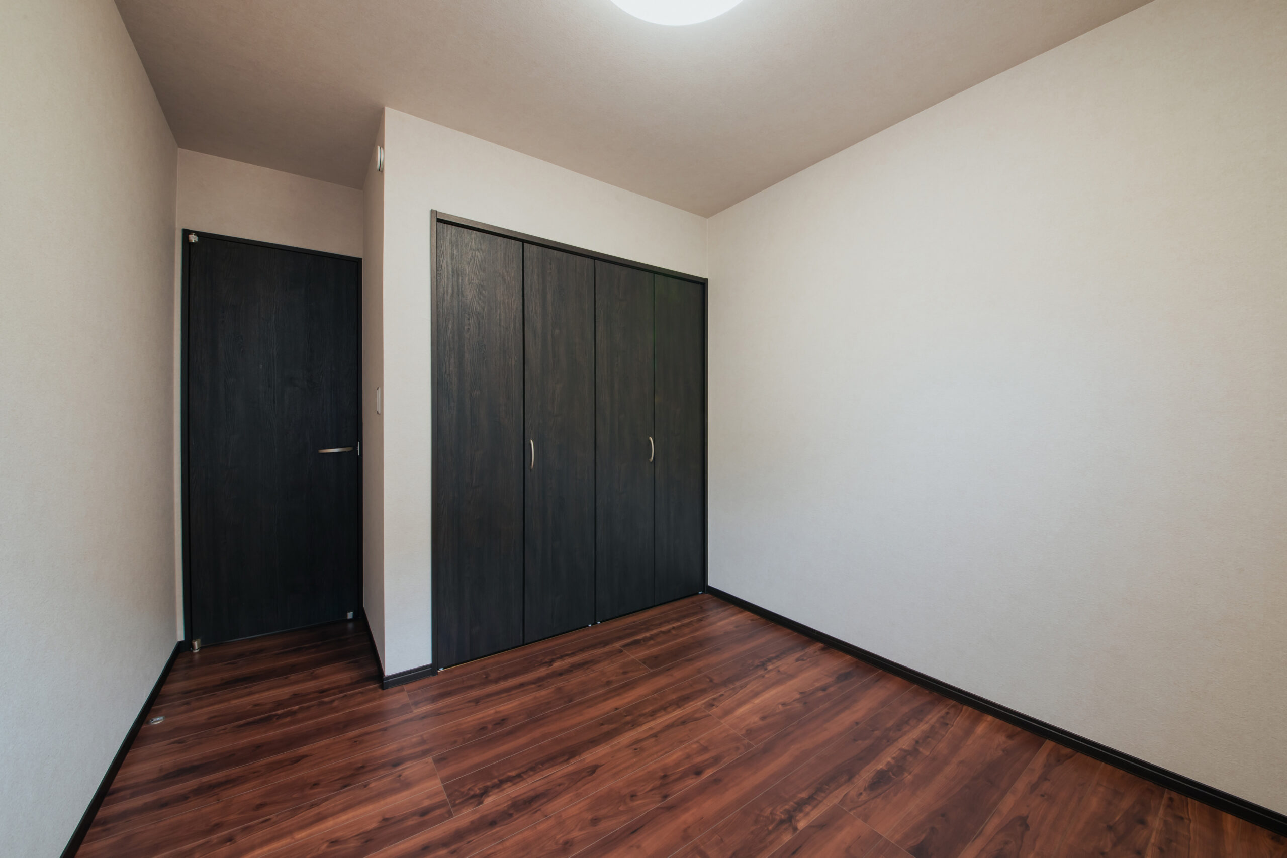 各部屋に枕棚&ハンガーパイプ付き収納があります