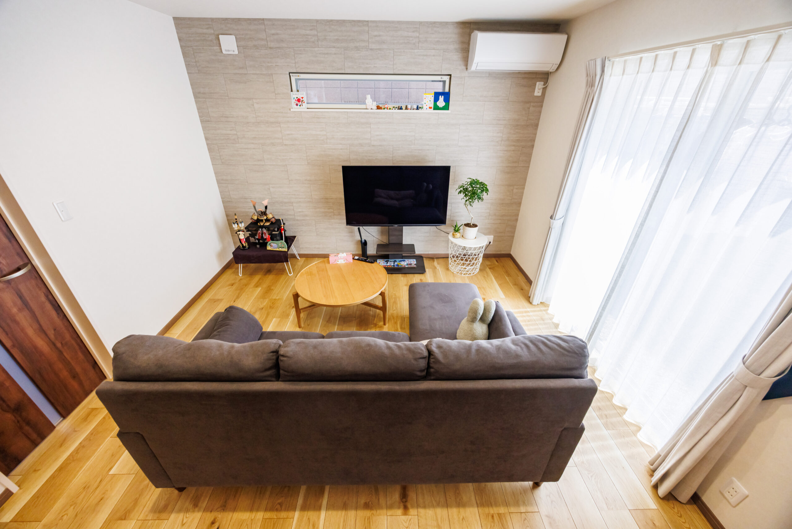 木目調のアクセントが効いた2階建ての家