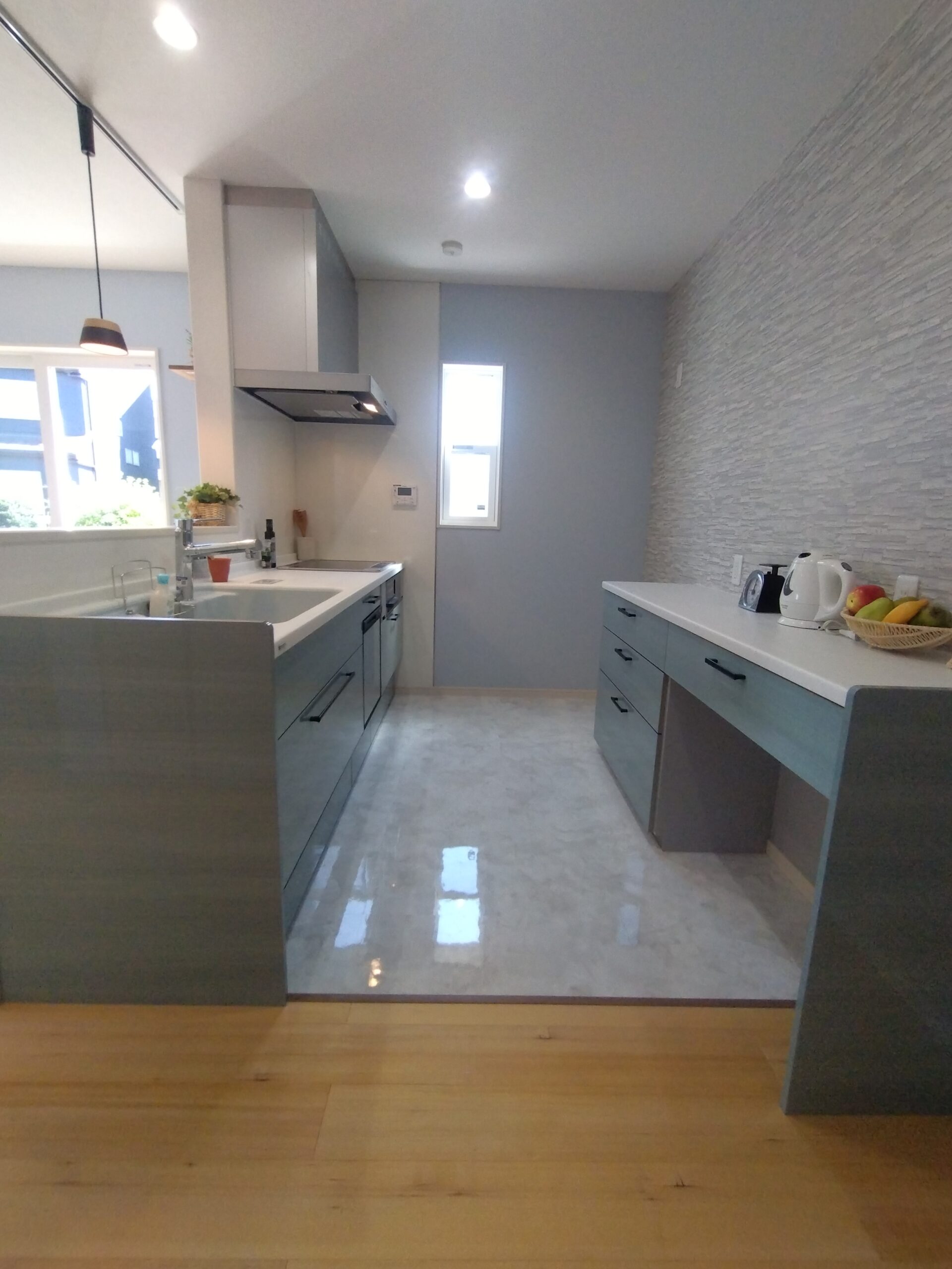 塗り壁と無垢の床材が心地よいアメリカンハウス