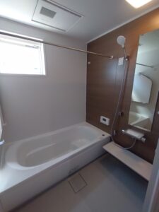 塗り壁と無垢の床材が心地よいアメリカンハウス