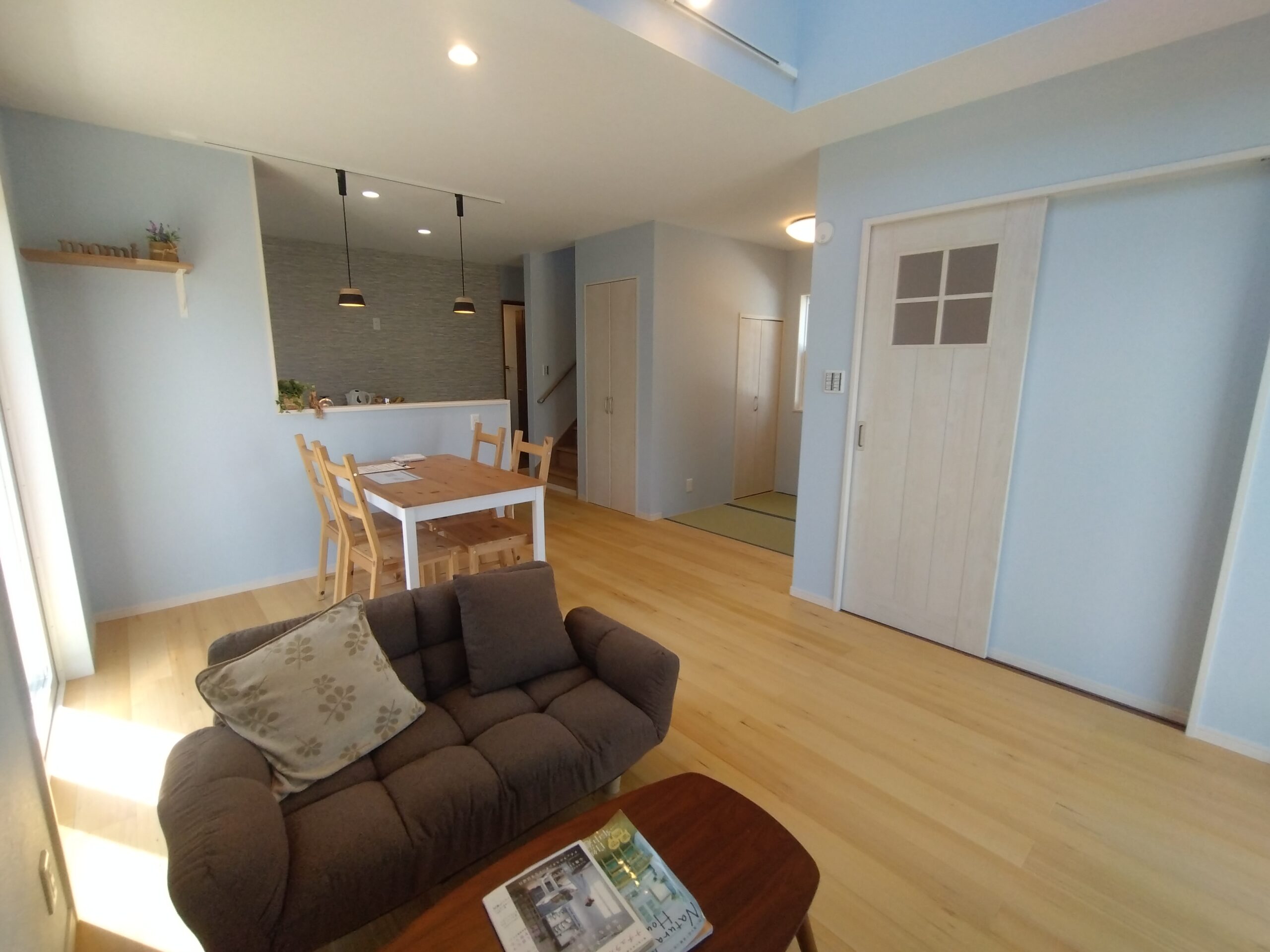 塗り壁と無垢の床材が心地よいアメリカンハウス