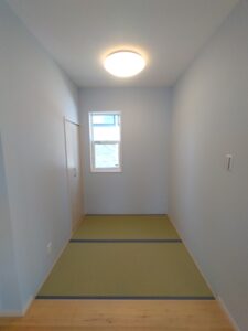 塗り壁と無垢の床材が心地よいアメリカンハウス