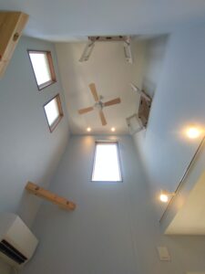 塗り壁と無垢の床材が心地よいアメリカンハウス