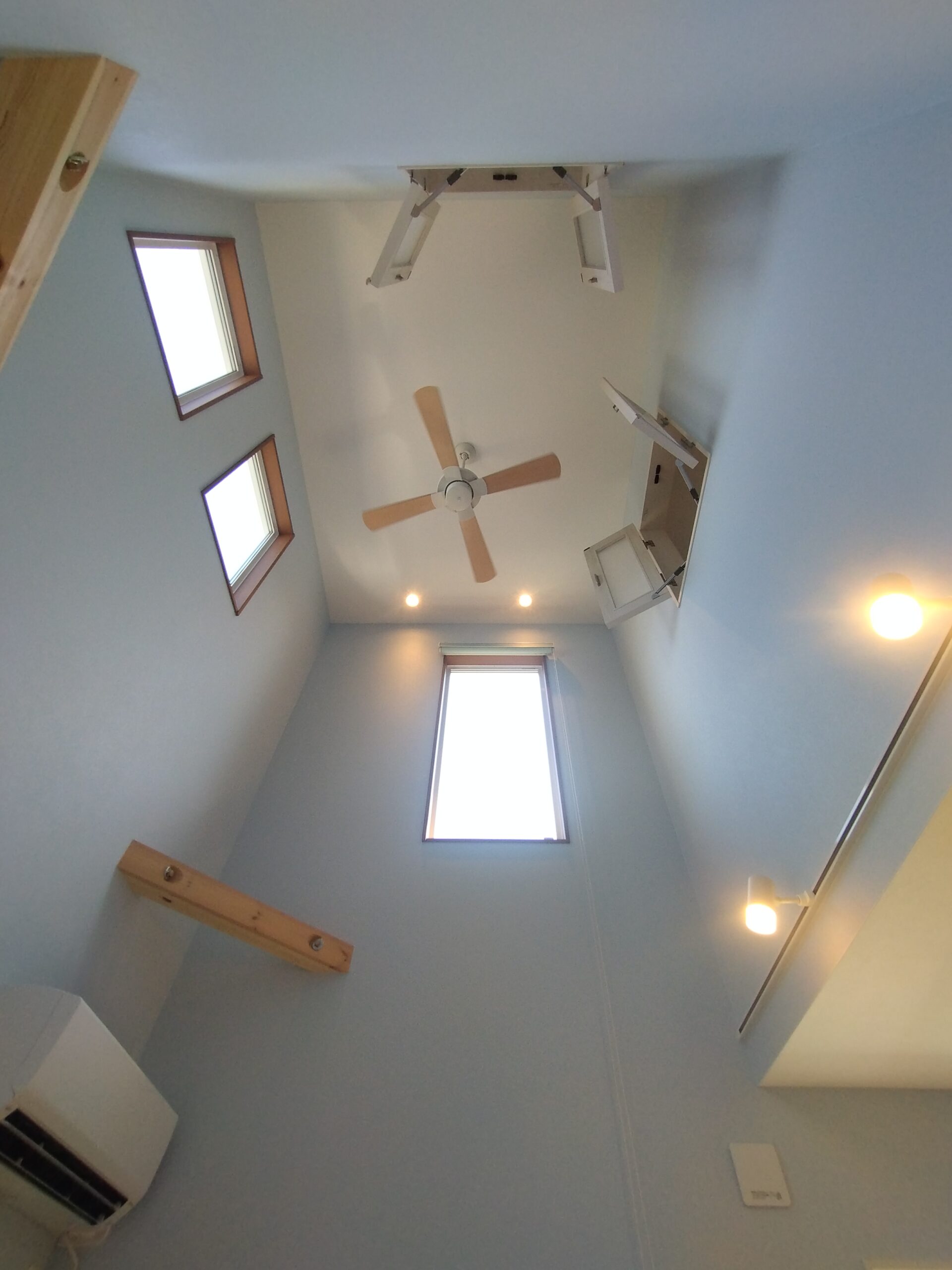 塗り壁と無垢の床材が心地よいアメリカンハウス