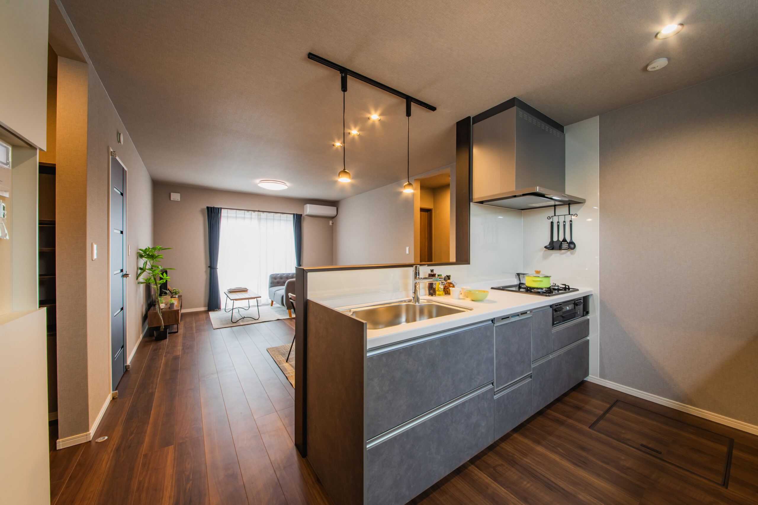 磐田市の平屋注文住宅|グレートーンで上質に整える、ペンダントが映える対面キッチンLDK