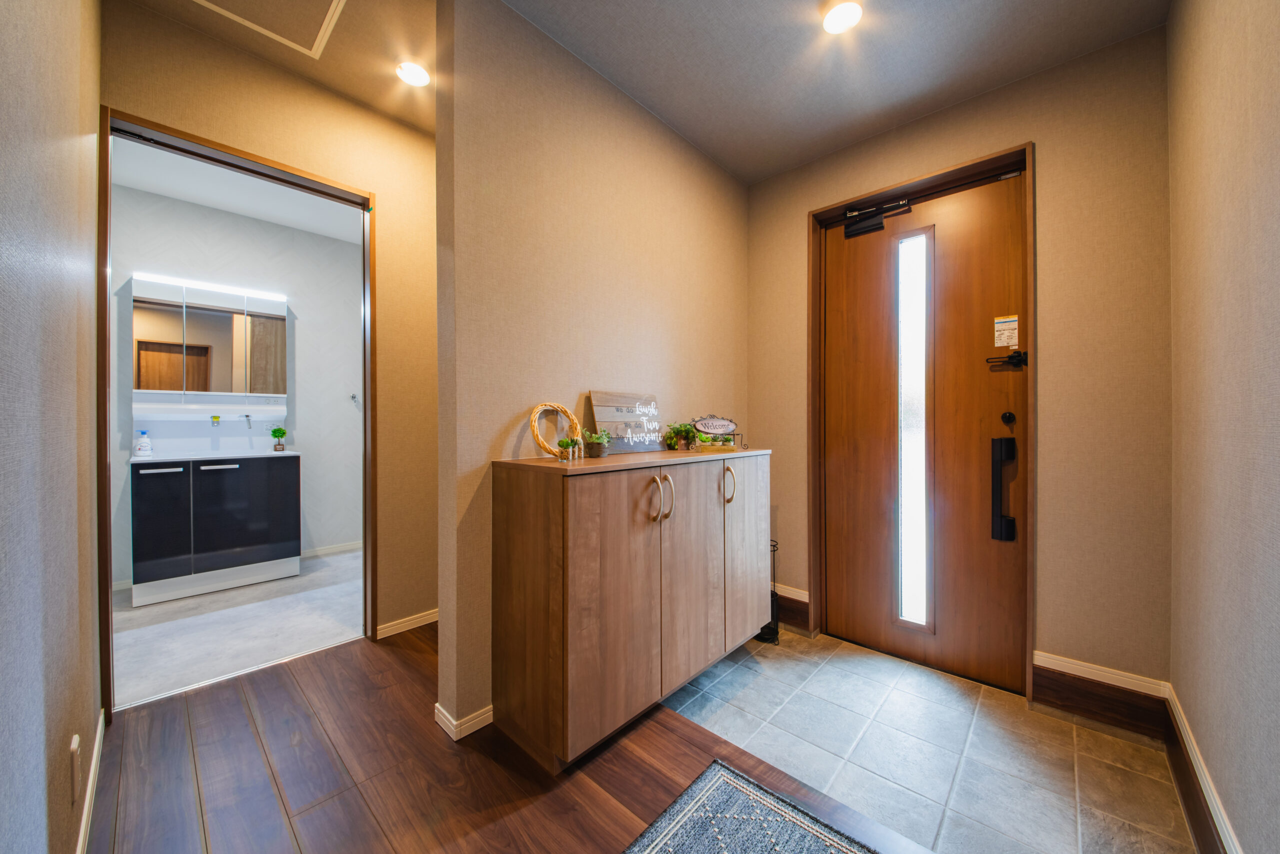 シンプルな白い外壁の平屋