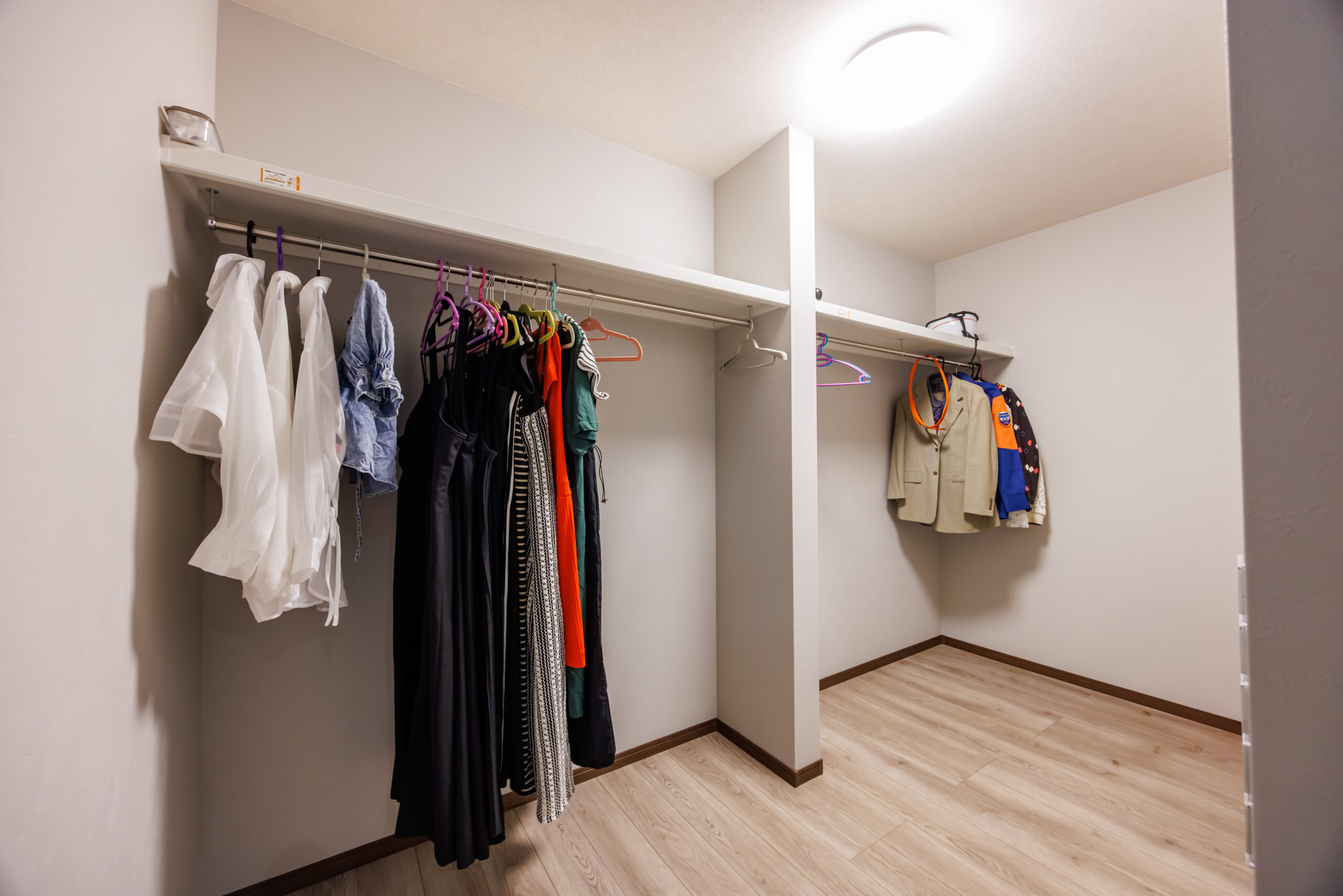 藤枝市の2階建て注文住宅|家族の服がひとまとめ。回遊しやすい大容量ファミリークローゼット