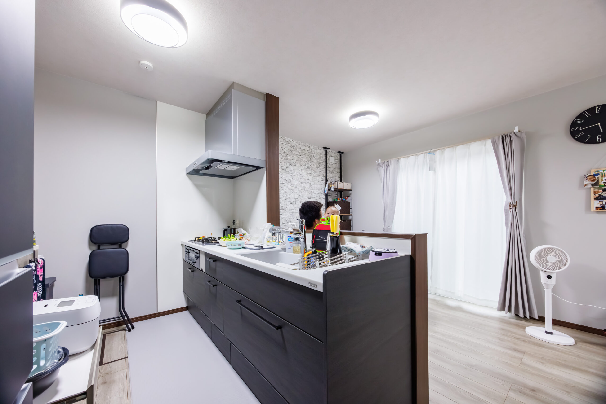 藤枝市の2階建て注文住宅|落ち着いたグレートーンでまとめた、リビングとつながる対面キッチン