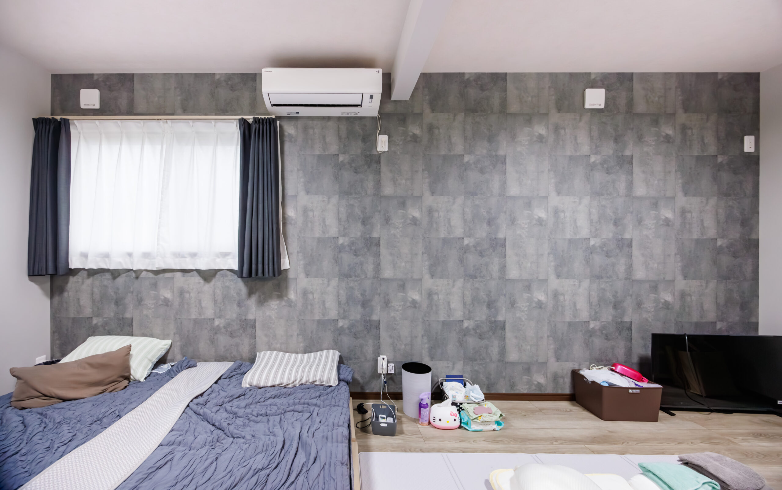 藤枝市の2階建て注文住宅|グレーのアクセントクロスで落ち着く、家族でくつろげる寝室スペース