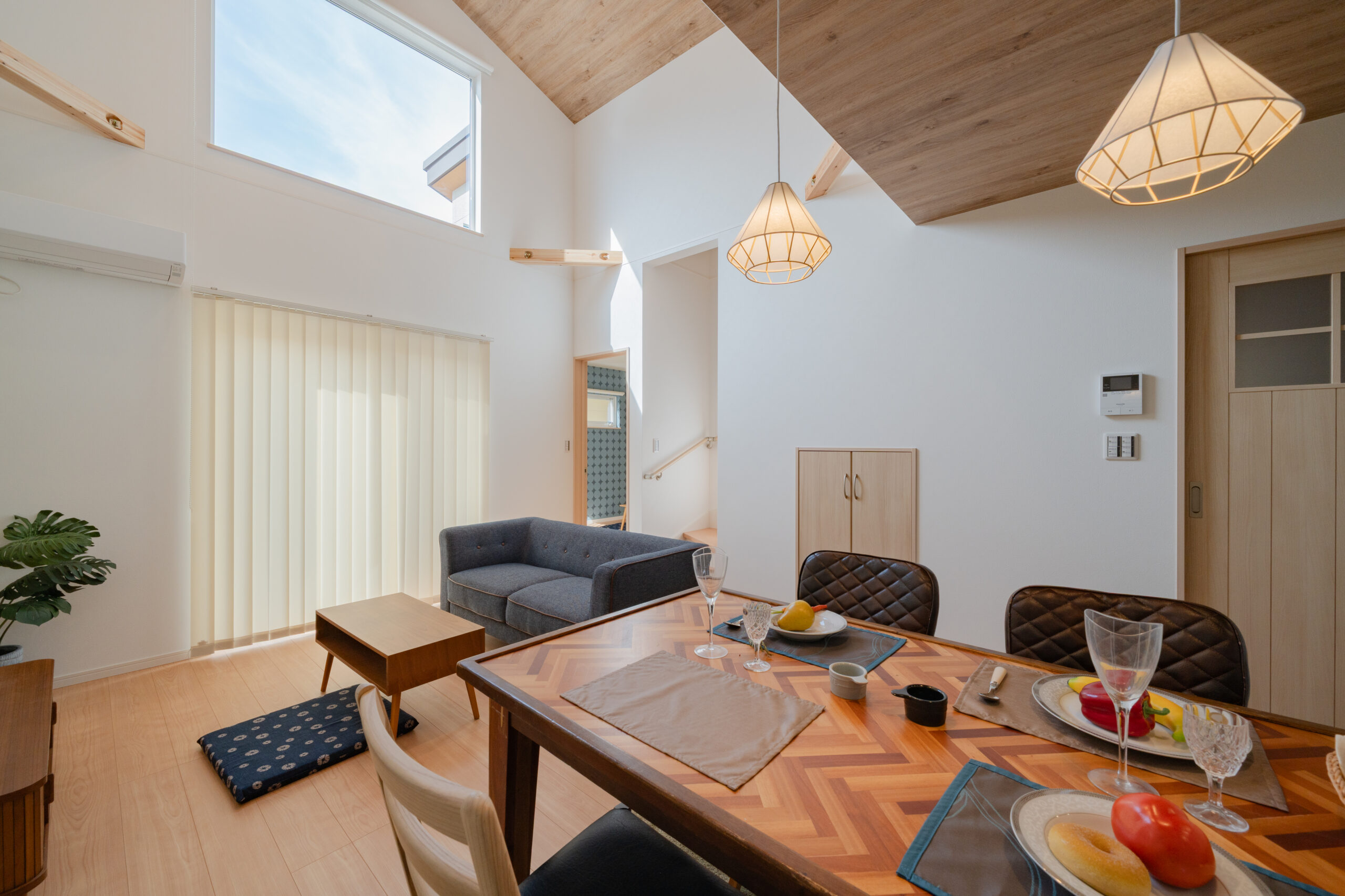 勾配天井で明るいリビングとロフト付きのお家