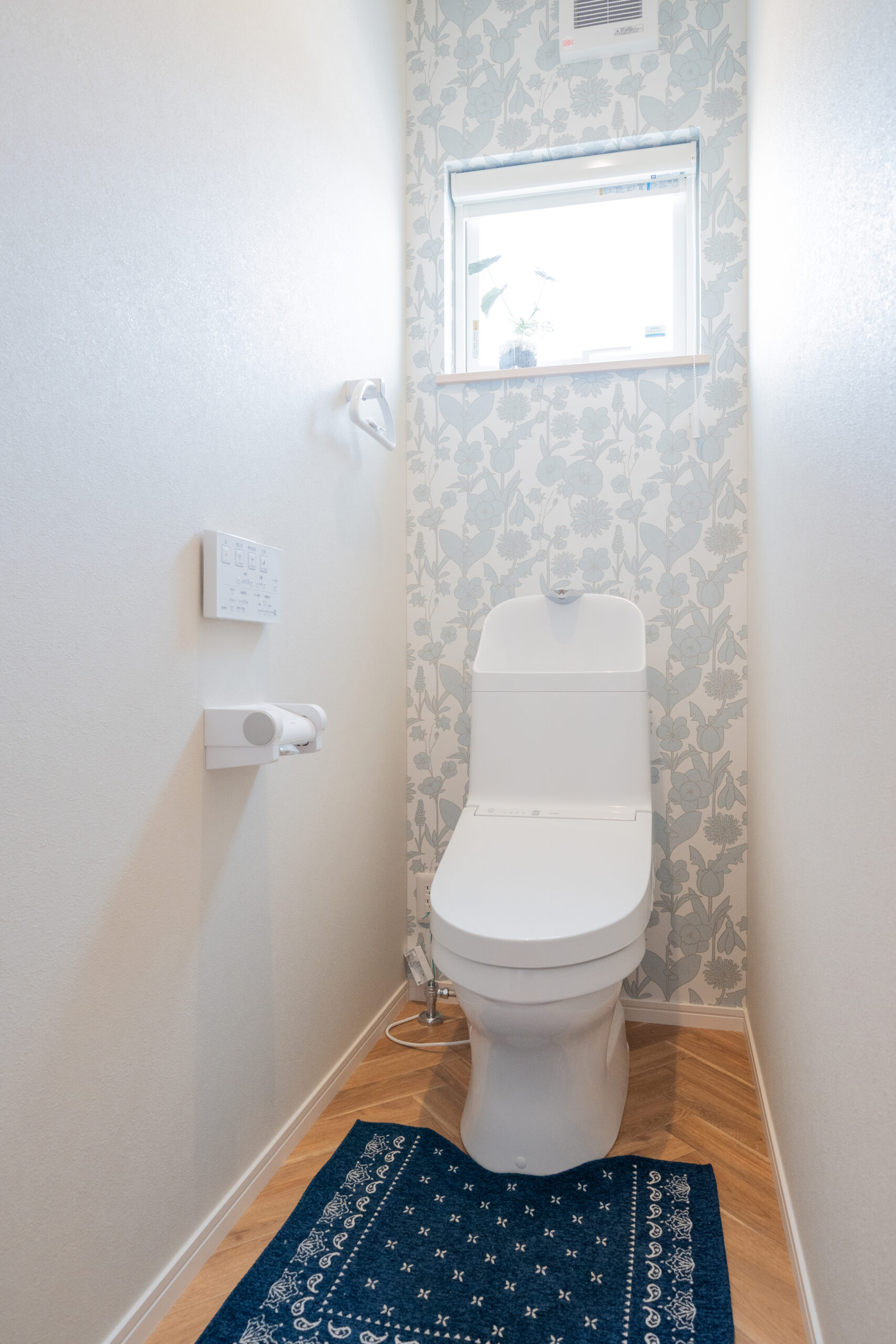 勾配天井で明るいリビングとロフト付きのお家