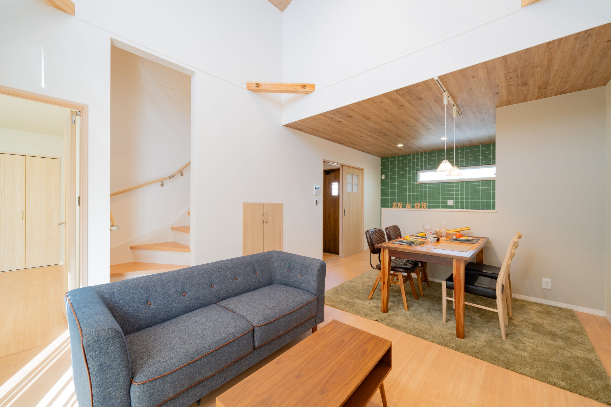 勾配天井で明るいリビングとロフト付きのお家