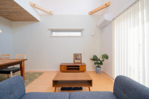 勾配天井で明るいリビングとロフト付きのお家