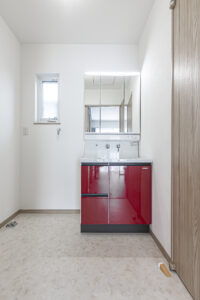 最小限の住空間に、アクセントカラーで遊びを加えて…