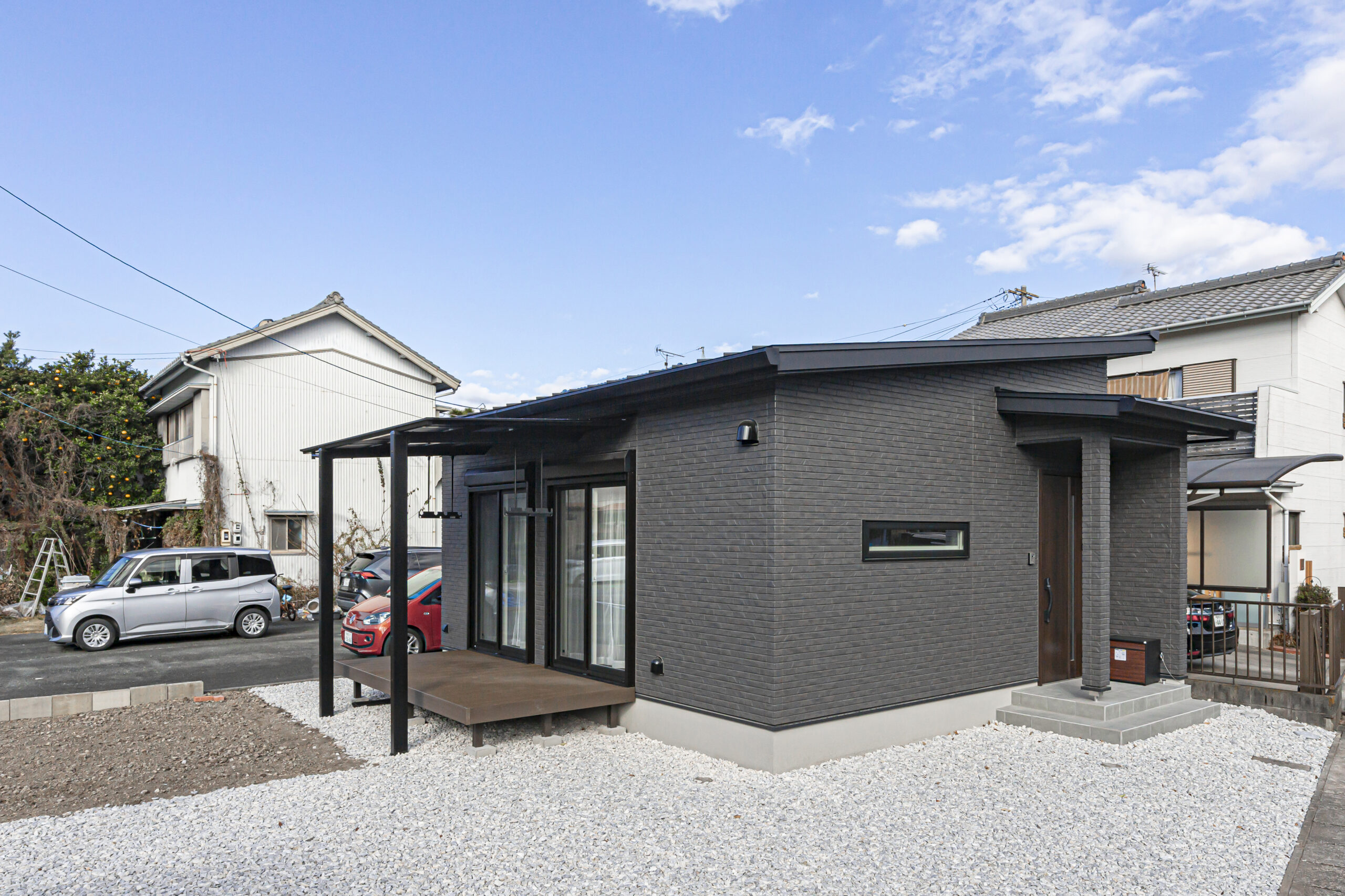 最小限の住空間に、アクセントカラーで遊びを加えて…