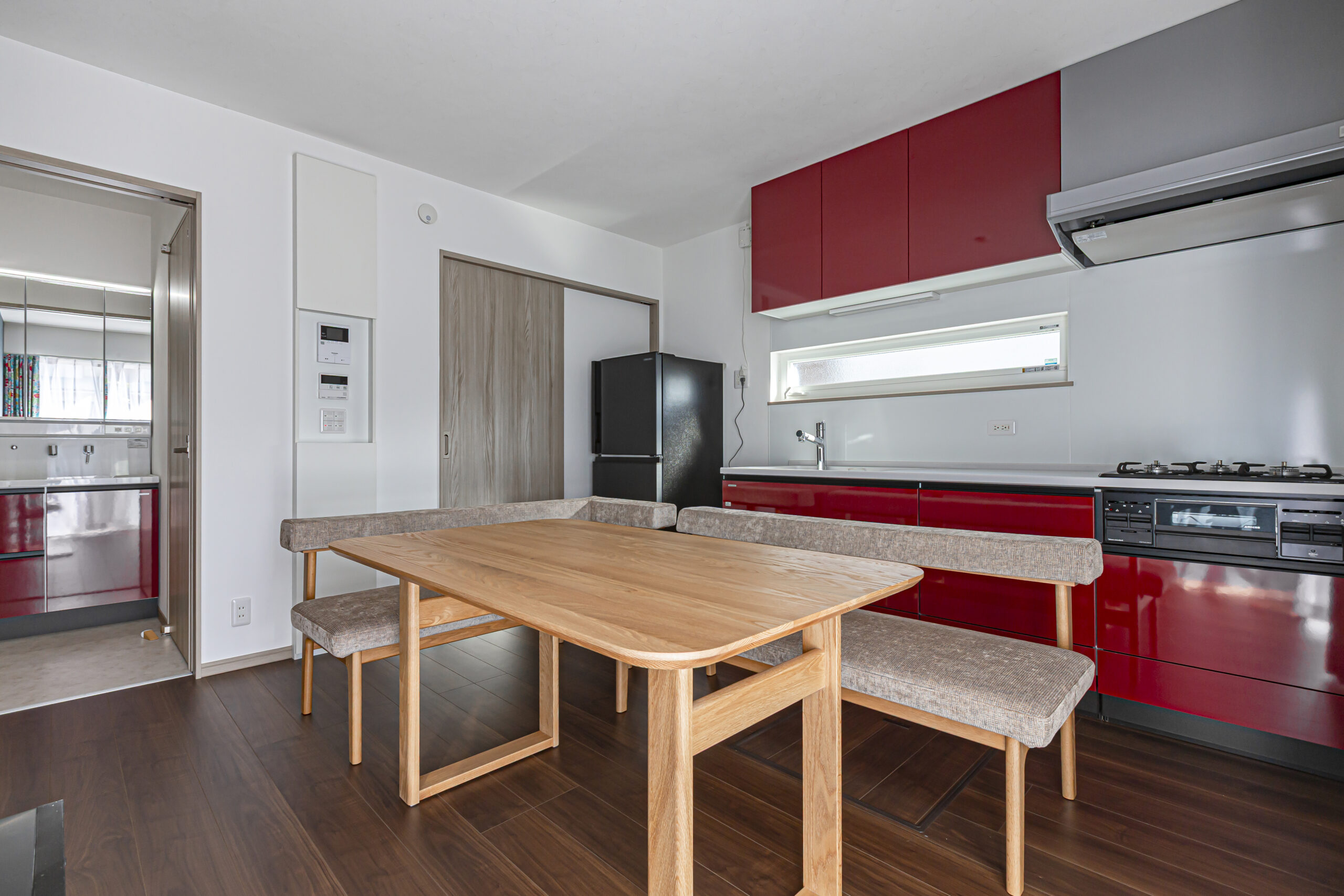 最小限の住空間に、アクセントカラーで遊びを加えて…