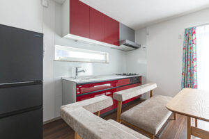 最小限の住空間に、アクセントカラーで遊びを加えて…