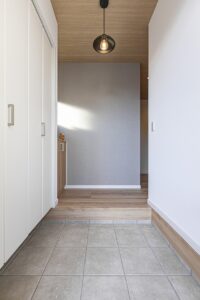 配色にこだわったグレージュの家