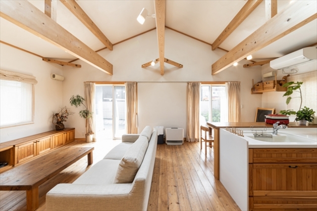 天井の高い家は本当に快適？メリットとデメリット、相性の良い間取りを解説！