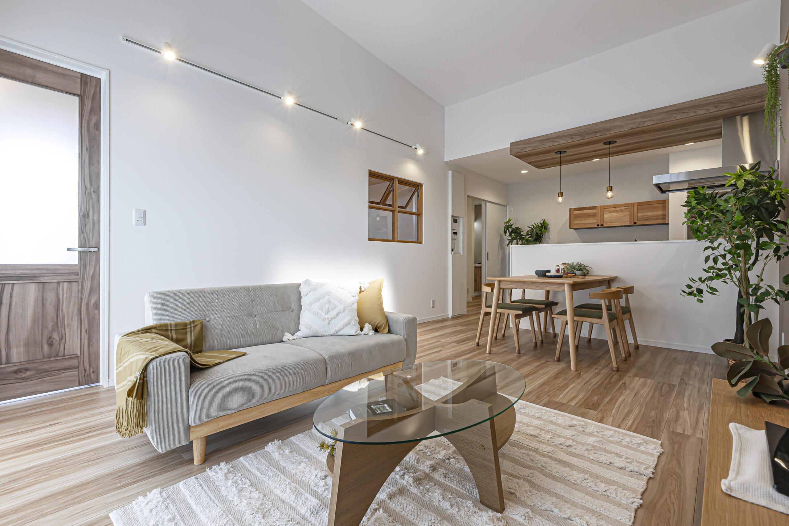 シンプルにベージュで統一された落ち着いた雰囲気のLDKです。 勾配天井で空間が広く見えます。かわいい室内窓付き♪