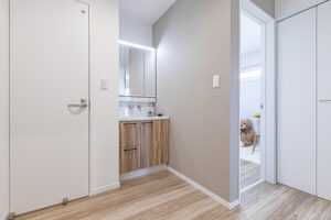 ナチュラルカラーの壁紙にお洒落な造作棚 ブラックの差し色で締まった印象に☆