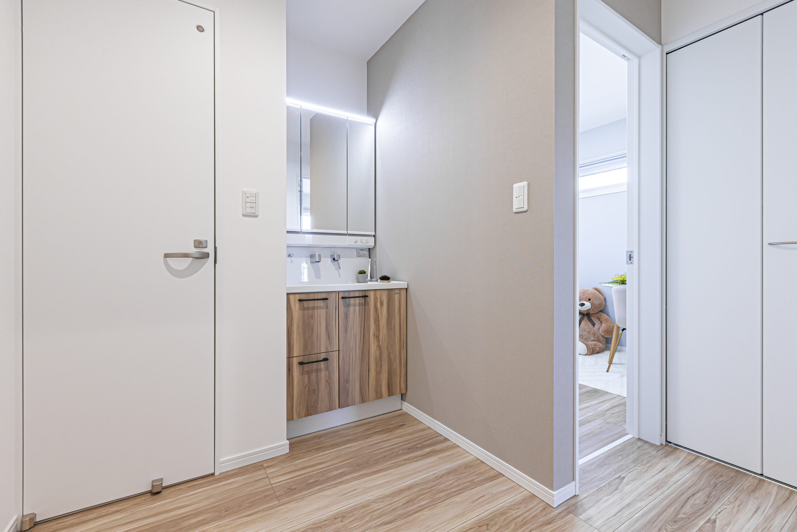 ナチュラルカラーの壁紙にお洒落な造作棚 ブラックの差し色で締まった印象に☆