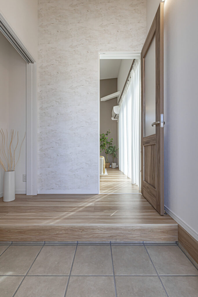 天井が高くアクセントクロスも映える玄関。 横にある収納もあると何かと便利です♡