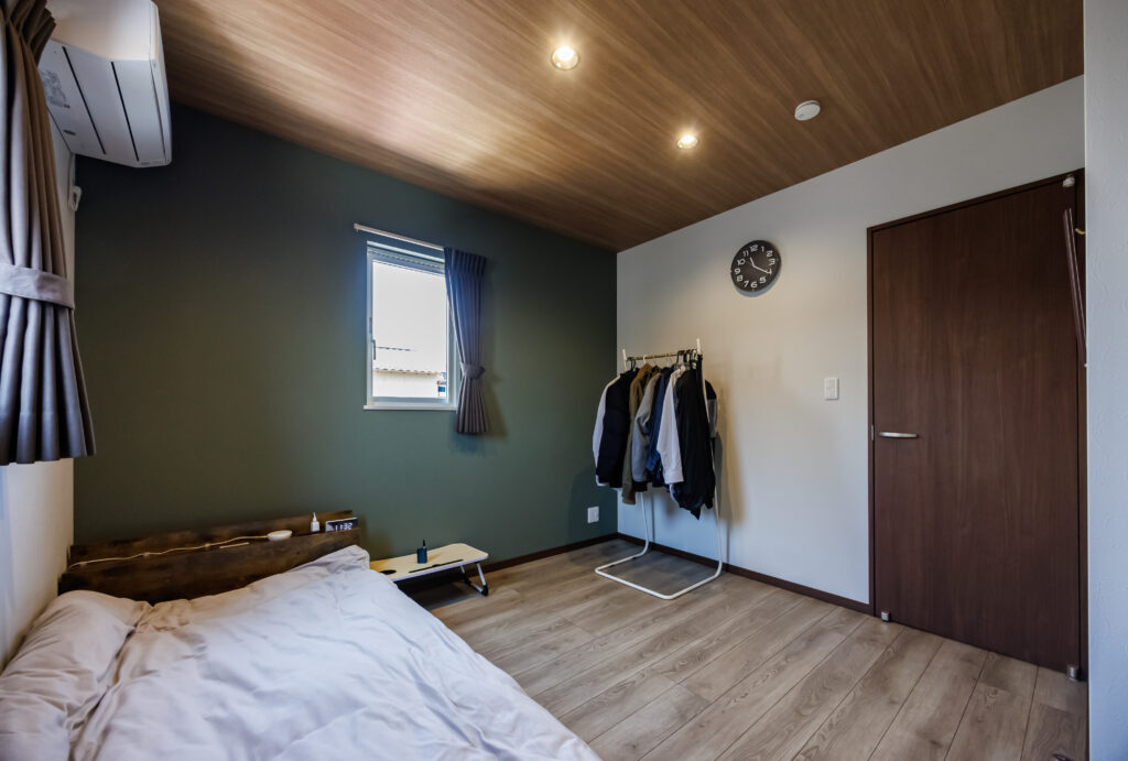 木目調のアクセントが効いた2階建ての家
藤枝店/
寝室