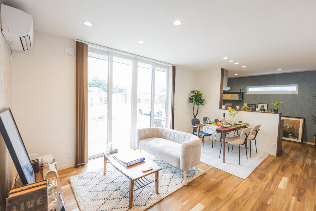 自然と繋がるウッドデッキのある平屋
掛川店／ 
TATTA!【コミコミ定額制で自由設計】
リビング