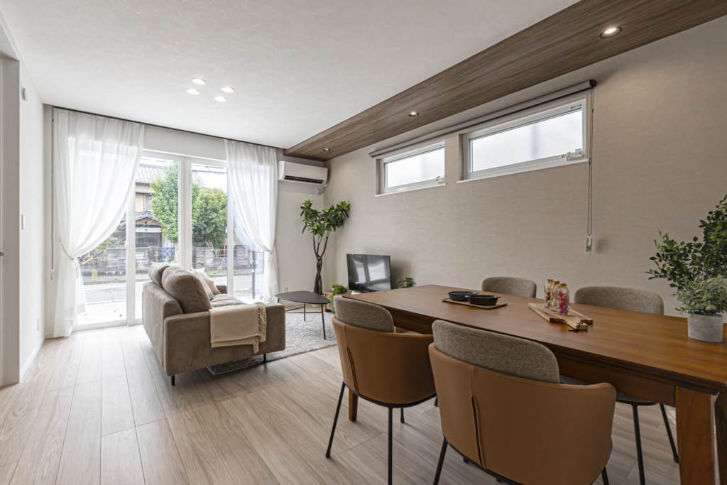 下がり天井がお洒落な平屋のお家～豊橋店～
豊橋店／ 
TATTA!【コミコミ定額制で自由設計】
LDK