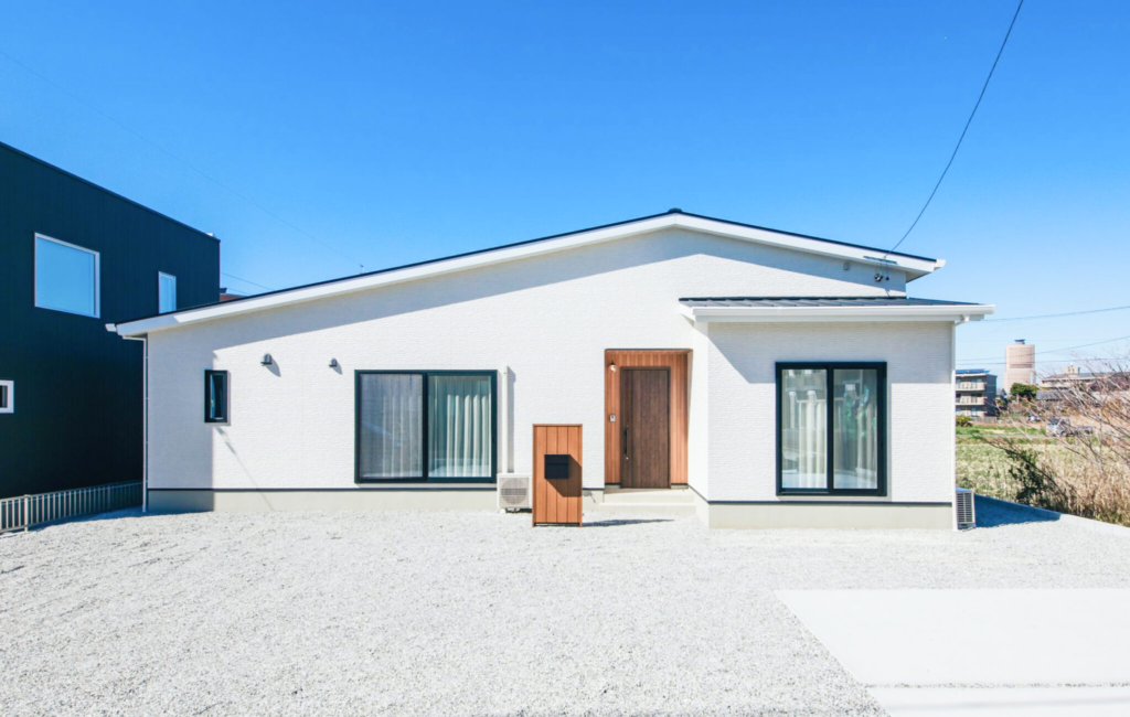 落ち着き和色インテリアの平屋
佐鳴台店（本社）／ 
TATTA!【コミコミ定額制で自由設計】
外観